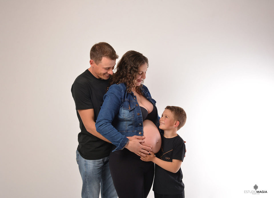 Ensaio de gestante em estúdio à espera de Amanda